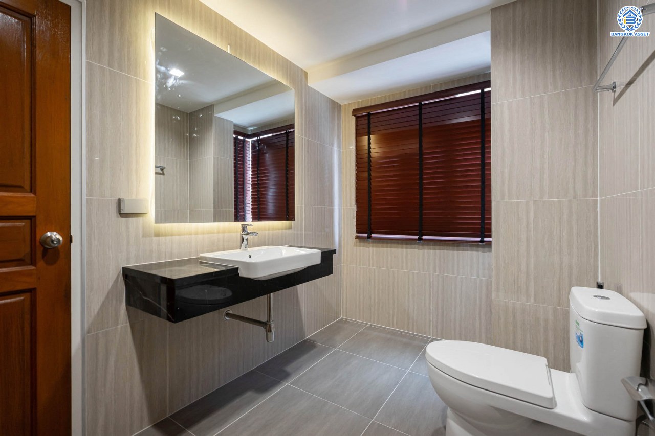 บ้านมือสองตกแต่งใหม่ แบรนด์ Q.House ม.ลัดดารมย์ ปิ่นเกล้า หลังใหญ่ตกแต่งเรียบหรู เนื้อที่ 92.8 ตร.ว. พื้นที่ใช้สอยเยอะถึง 320 ตร.ม. ฟังก์ชันจัดเต็ม 3 ห้องนอน 4 ห้องน้ำ 1 ห้องอเนกประสงค์ 1 ห้องแม่บ้าน จอดรถได้ 4 คัน พร้อม Living Room กว้าง บนทำเลศักยภาพ ใกล้เซ็นทรัลเวสต์เกต, วงเวียนพระราม5, ทางด่วน "กาญจนาภิเษก" และรถไฟฟ้า "สถานีตลาดบางใหญ่"